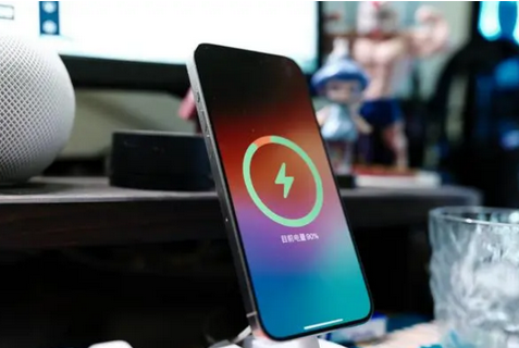 毛道乡苹果15换屏服务分享用什么充电器给iPhone15充电更好 